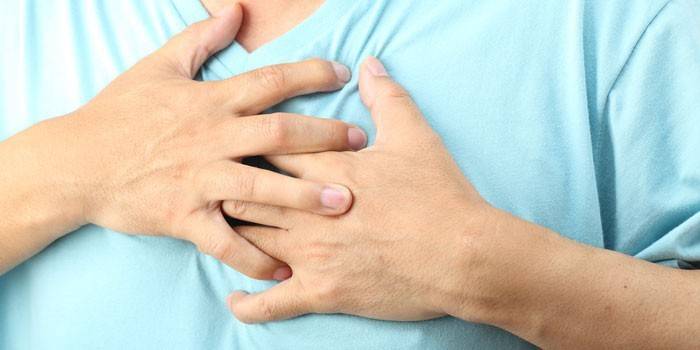 Un hombre tiene dolor en el corazón.