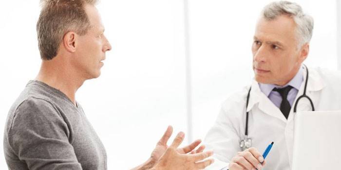 Hombre en la cita del doctor