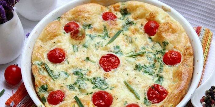 Pronto cozido omelete com tomate e ervas