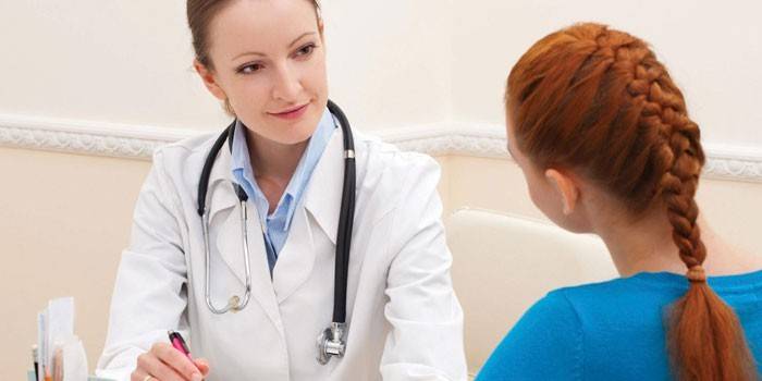 Chica en la cita del doctor