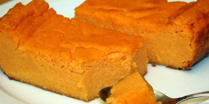 Cazuela de requesón y calabaza en un plato