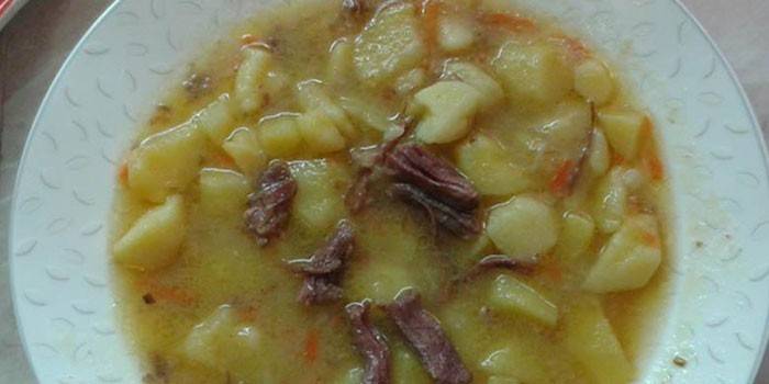 Batata cozida com guisado em um prato