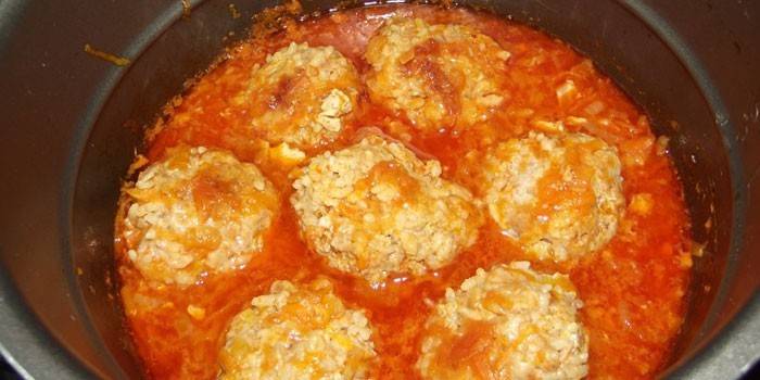 Salchichas en una olla de cocción lenta antes de cocinar