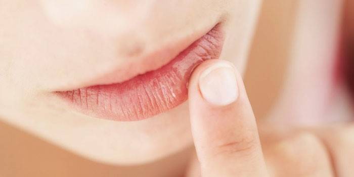 Chica se llevó un dedo a los labios