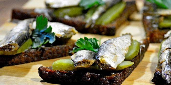 Sanduíches com peixe no croutons