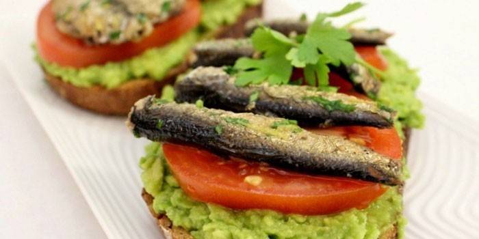 Sanduíches de peixe com tomate
