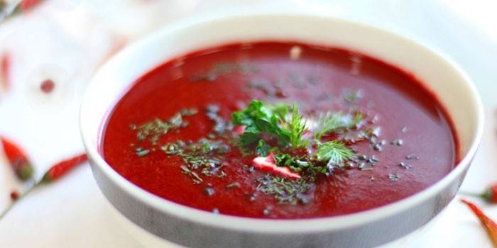 Sopa de remolacha en un plato