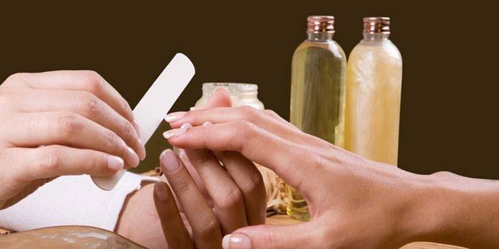 Menina manicure