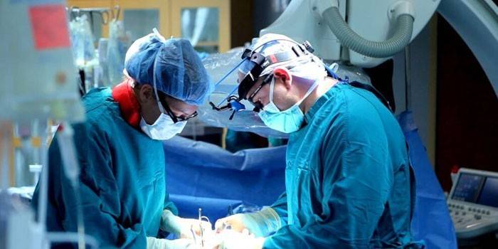 Médicos realizam uma operação