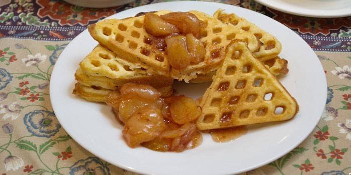 Waffles vienenses triangulares com geleia