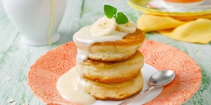 Bujne naleśniki ze śmietaną i bananem