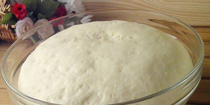 Ciasto drożdżowe w misce