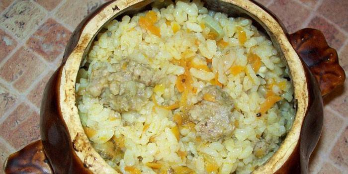 Arroz con carne de cerdo en una olla