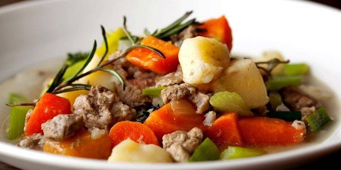 Guisado pronto com carne de porco e legumes