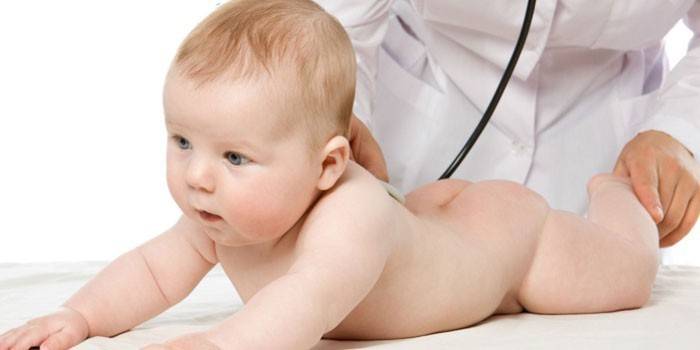 O médico examina o bebê