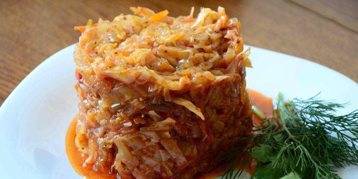 Duszona kapusta na talerzu