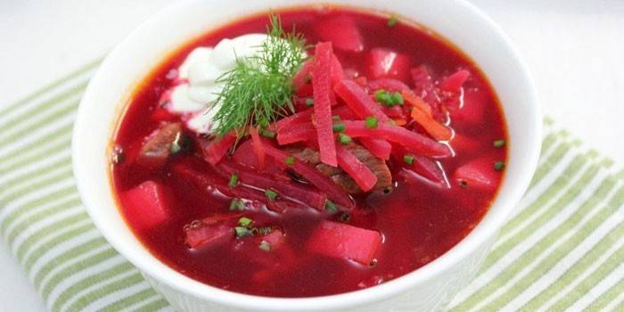 Borsch na hovädzom vývare so zakysanou smotanou