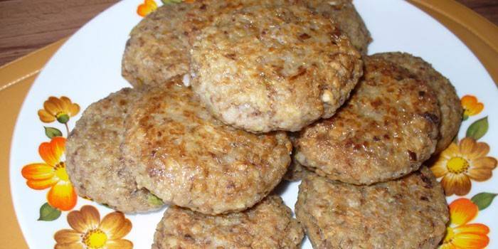 Costeletas de trigo mourisco frito com queijo