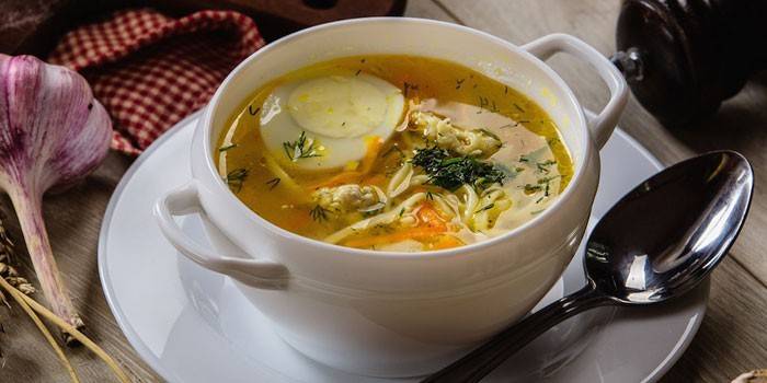 Caldo de galinha com ovo e macarrão caseiro
