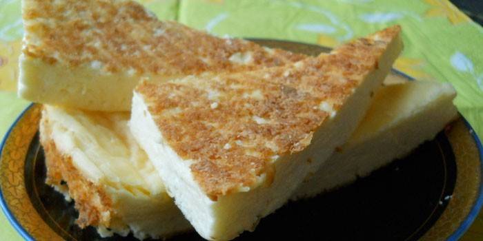 Tres piezas de cazuela de requesón casero en un platillo