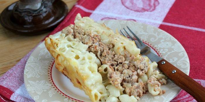 Cazuela de pasta con una capa de carne picada