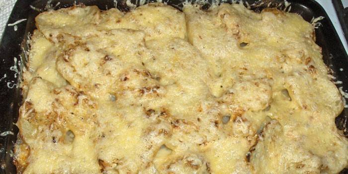 Hovädzie mäso so zemiakmi a syrom na plech