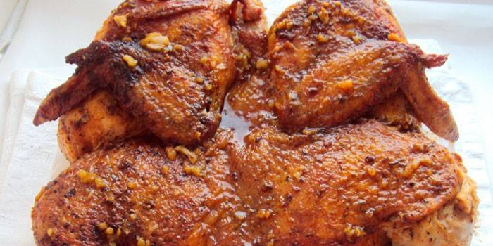 Pollo al tabaco al estilo georgiano en salsa
