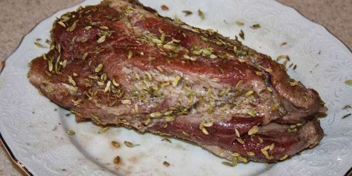 Un trozo de cuello de cerdo en especias