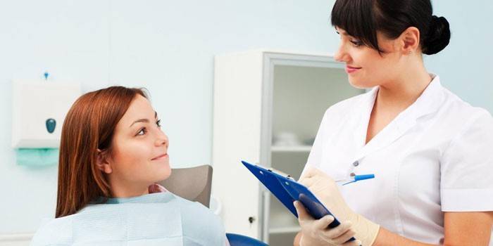 Garota na consulta do médico