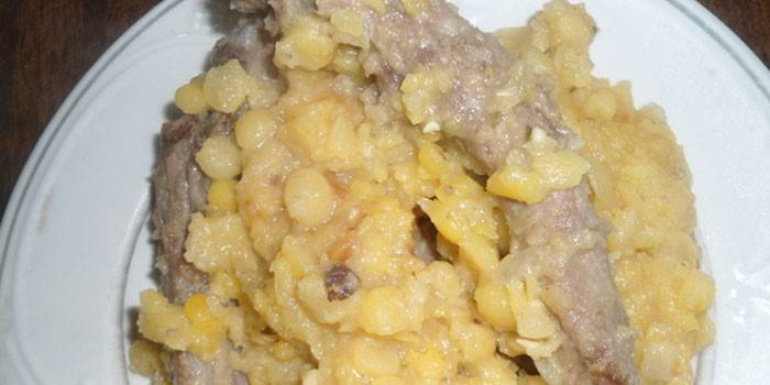 Costelas no vapor com mingau de ervilha