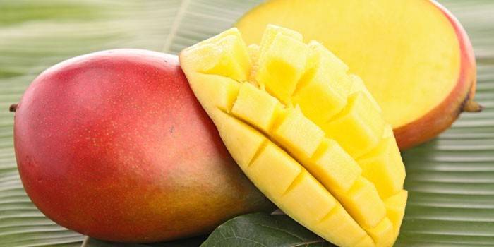 Fruta de manga inteira e fatiada