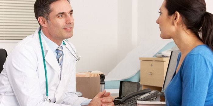 Garota na consulta do médico