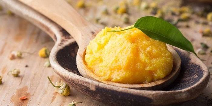 Ghee en una cuchara de madera