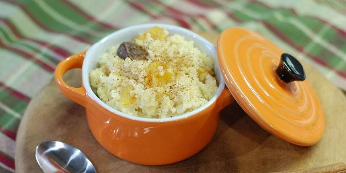 Mingau de abóbora e arroz em uma panela