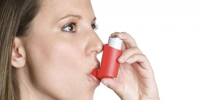 Dziewczyna z inhalatorem