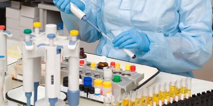 Laboratórny asistent vykonáva výskum