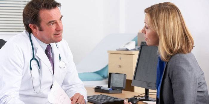 Mujer en la cita del doctor