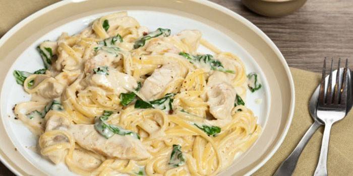 Spaghetti z Kurczakiem w Sosie Kremowym