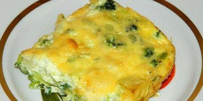 Plasterek omletu z brukselką na talerzu