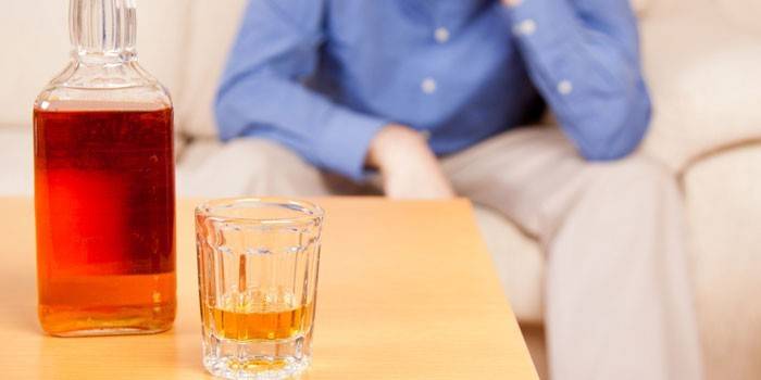 Whisky w butelce i szklance