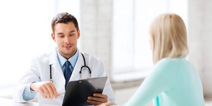 Chica en la cita del doctor