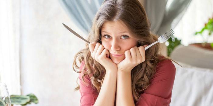 Chica con cuchillo y tenedor