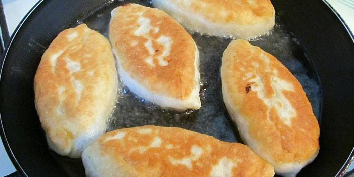 Las empanadas de masa de requesón se fríen en una sartén