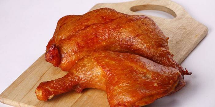 Muslos de pollo ahumado en una tabla de cortar