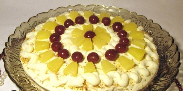Bolo de gengibre com abacaxi e cereja