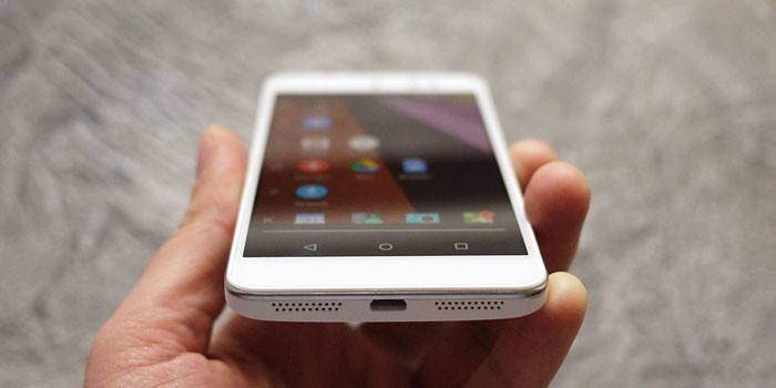 Smartfon w ręku
