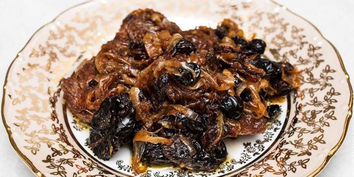 Ensopado de carne com ameixas