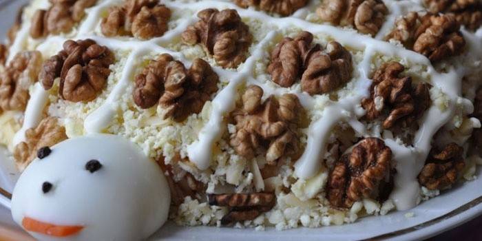 Decoração de salada com nozes e ovo de tartaruga