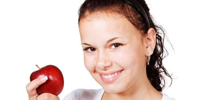 Chica con una manzana roja en la mano