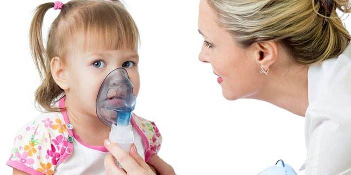Dziewczynka jest wdychana przez nebulizator